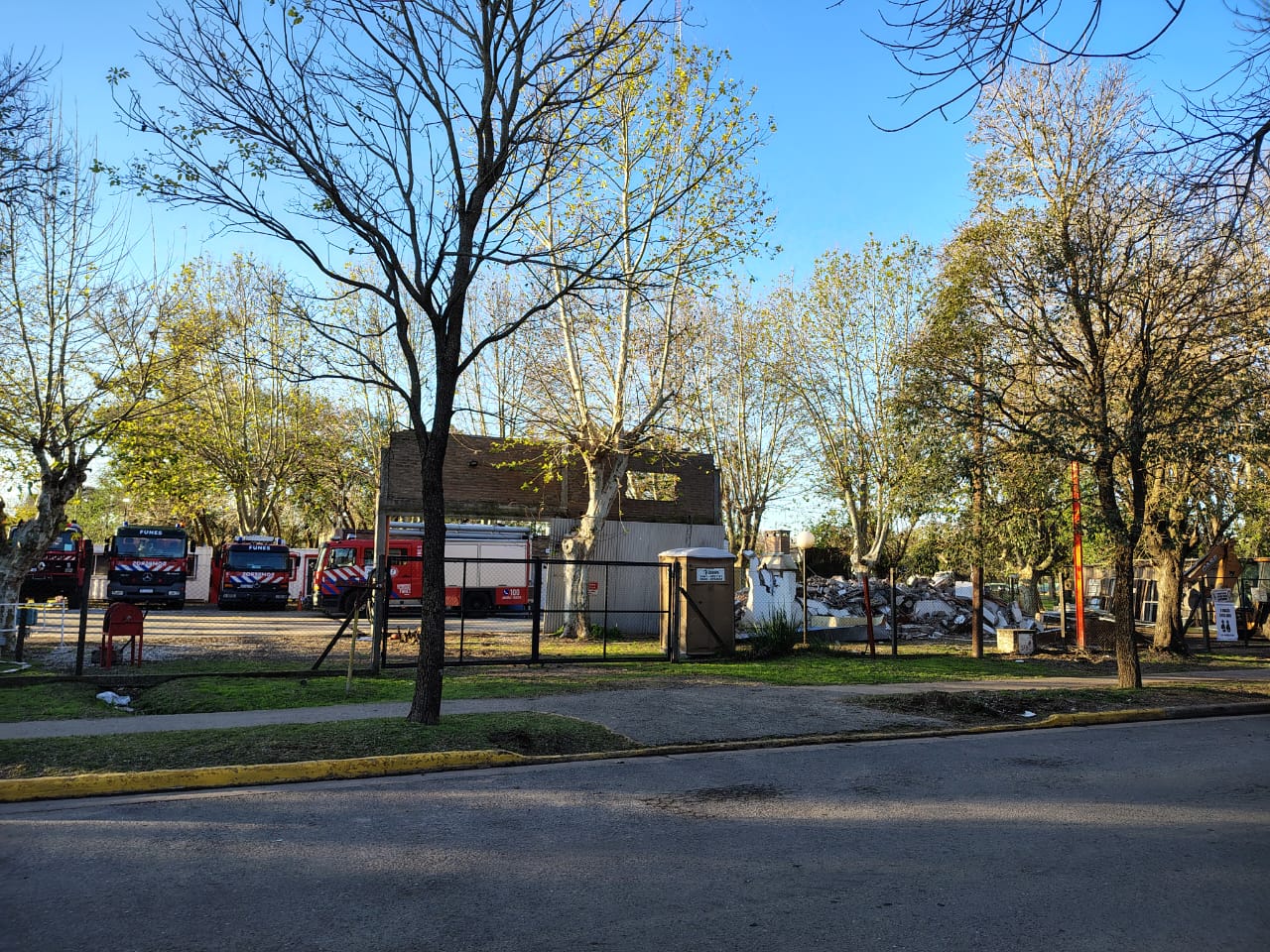 Tras el daño provocado por el histórico granizo en Funes, comenzó la demolición del viejo cuartel de bomberos